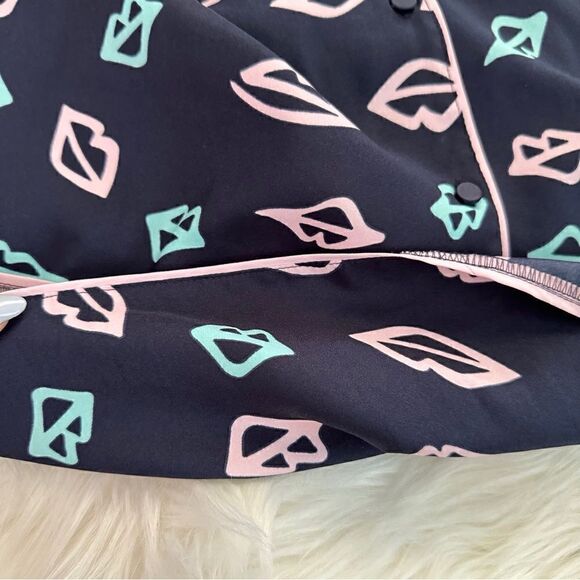 ᴇᴜᴄ ᴠꜱ ʟɪᴘꜱ ᴍᴏᴛɪꜰ ʙᴜᴛᴛᴏɴ ᴅᴏᴡɴ ꜱʟᴇᴇᴘ ꜱʜɪʀᴛ - Picture 11 of 16